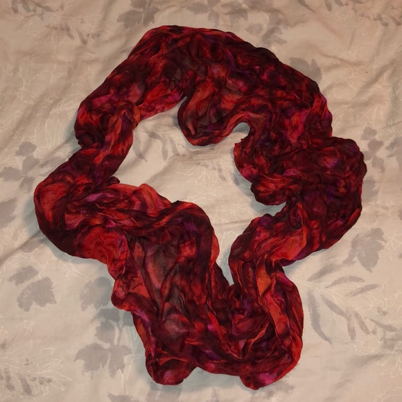 Red patterned loop scarf - Picture 6 of 7